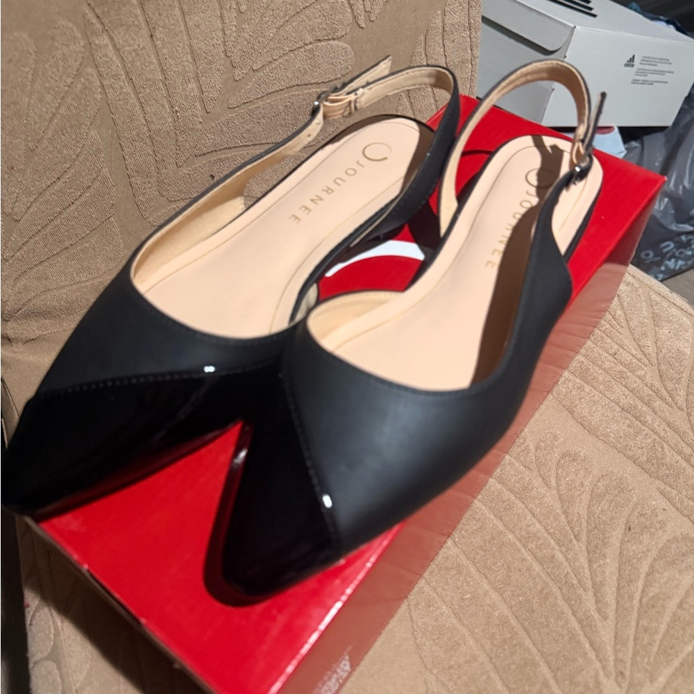 Journee Collection Black Pointed Slingback Flats - Picture 2 of 7